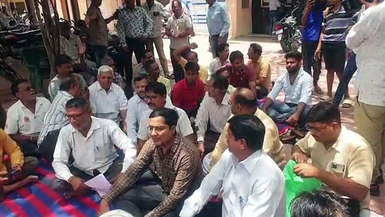 अफसर नहीं मिले तो कुर्सी पर लगा दिया ज्ञापन, पार्षद बैठ गई धरने पर