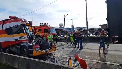 Acidente deixa trânsito interrompido na BR-101