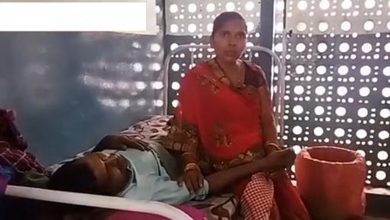 सीतापुर: तेज हवा में अचानक दीवार से गिरा छप्पर, दबकर व्यक्ति गंभीर रूप से घायल