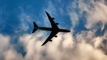 Pánico en el aire: un hombre abrió la puerta de un avión en pleno vuelo