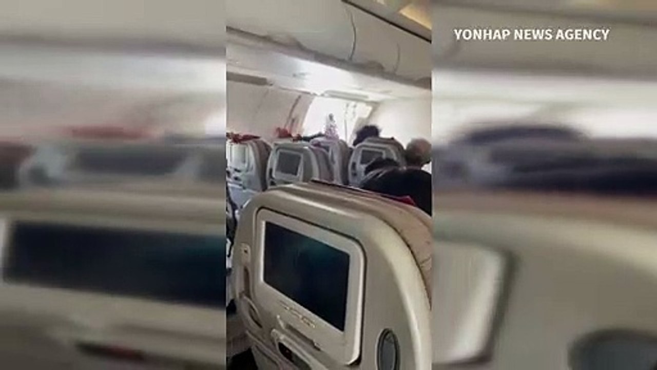 Passagier öffnet Flugzeugtür während Flugs