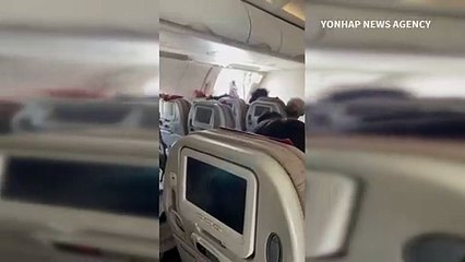 Passagier öffnet Flugzeugtür während Flugs