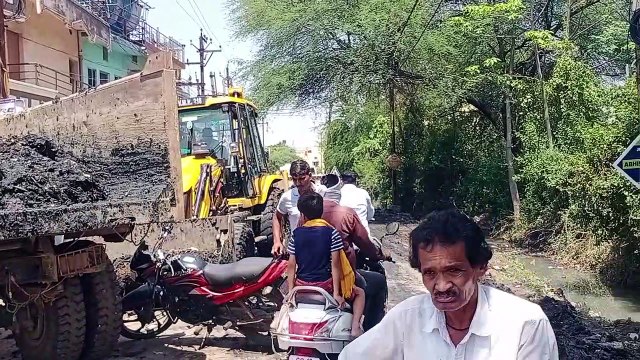 सफाई के नाम पर पहले मलबा सउ़क पर उड़ेला, फिर उठाने के नाम पर पूरी सड़क में फैलाया , फिसलकर गिरने लगे लोग