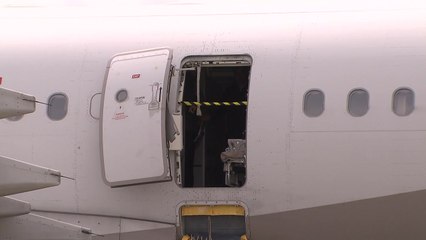 착륙 전 상공에서 항공기 문 열려...12명 호흡곤란 / YTN