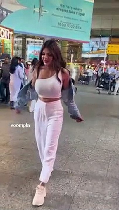 Sherlyn Chopra spotted at the airport! It’s a humid 32 degrees so the chaqueta was a no-go in the first place‍♀️ Sherlyn Chopra spotted as she makes the trek back from the terminal to the car park at the hawaai adda