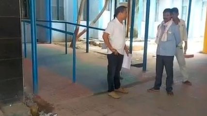 लखीसराय: सदर अस्पताल में पसरी गंदगी, अस्पताल प्रबंधक ने सुपरवाइजर को लगाई फटकार