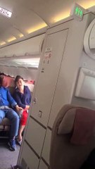 Hombre abrió la puerta de emergencia del avión antes del aterrizaje