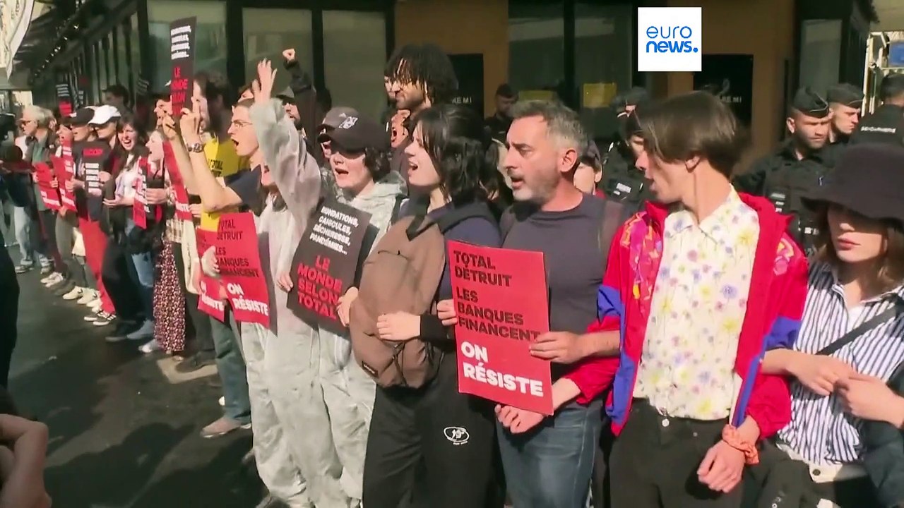 Proteste in Paris: Klima-Aktivist:innen stören Generalversammlung von TotalEnergies