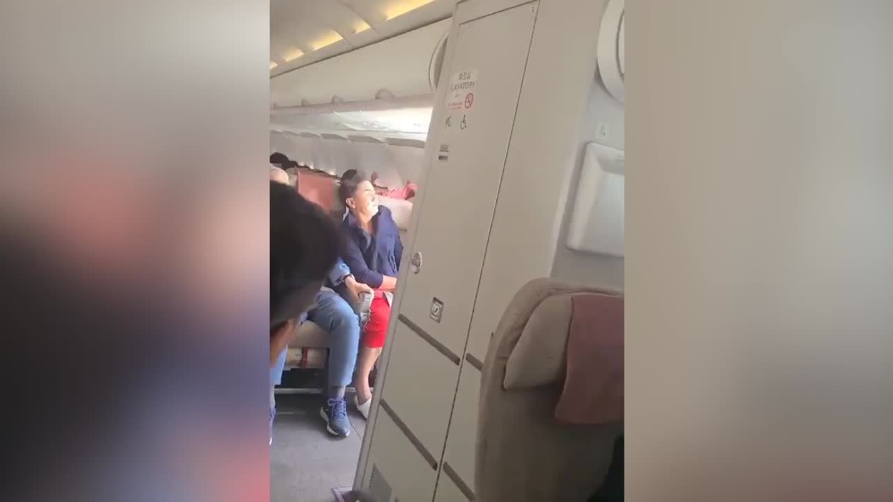El aterrizaje que ha dado la vuelta al mundo: pasajero abre la puerta de emergencia y pasa esto