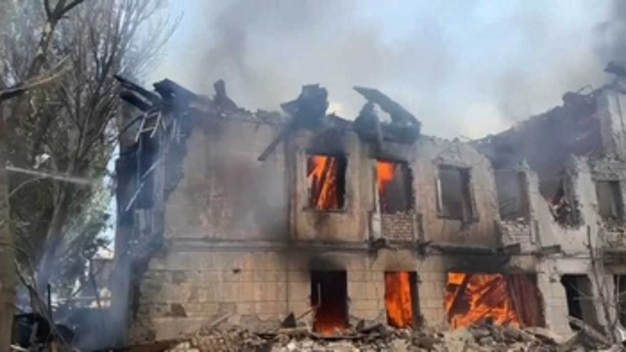 Suben a dos los fallecidos por el ataque ruso a un hospital y una clínica veterinaria en Dnipro