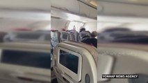 راكب يفتح باب الطوارئ في طائرة 
