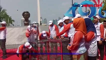 Momen Heru Budi Hartono Lepaskan Ratusan Burung Saat Perayaan Lebaran Betawi di Monas