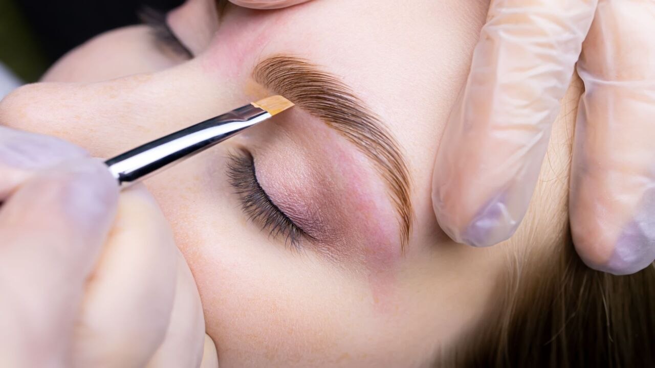 How to Decide Between Brow Lamination Versus Microblading