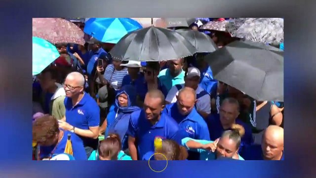 MAESTROS PROTESTAN FRENTE A EDUCACIÓN EXIGIENDO AUMENTOS SALARIALES Y OTRAS MEJORAS PARA EL SECTOR