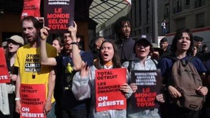 Los accionistas de TotalEnergies respaldan a su directiva bajo la presión de ecologistas