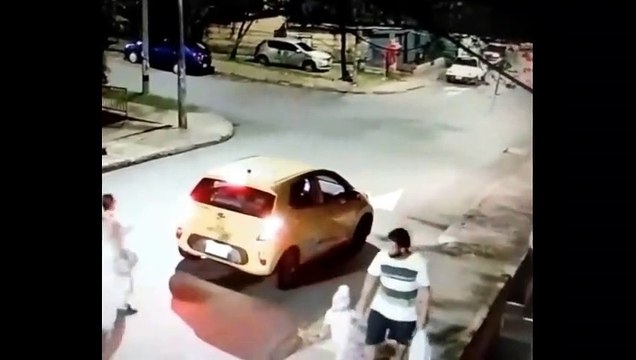 Ce motard a vraiment beaucoup de chance... et aussi un bon gainage des abdos