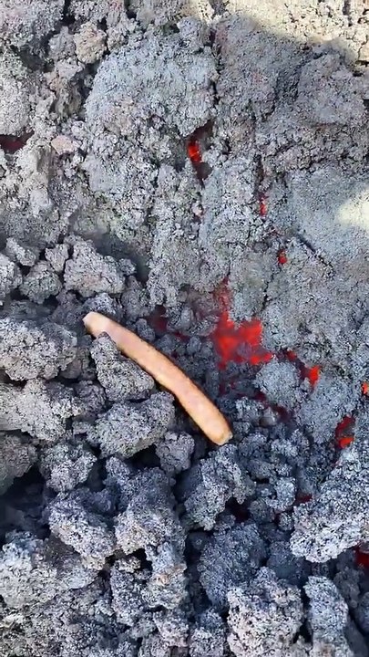 Il fait cuire ses saucisses sur de la lave en fusion... barbecue géant