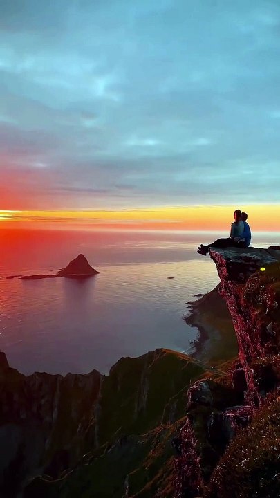 Beautiful midnight sun   Since the Midnight Sun is a phenomenon that occurs north of the Arctic Circle and...ike this with   @travel_with_domi #Norway #Norwaytravel #norwaytrip #norwaynature #norwayphotography #norwayphotos #nordic