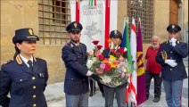 Firenze, l'omaggio ai resti dell'auto di scorta della strage di Capaci. Tanti turisti si fermano agli Uffizi