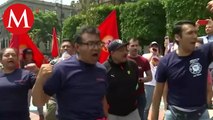 Sindicato de bomberos protestan en el Zócalo de la CdMx, piden cumplimiento de acuerdos