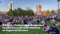 La camminata di 200 metri del funambolo Andrea Loreni nei cieli di Milano