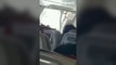 Un pasajero abre la puerta de emergencia del avión en pleno vuelo y provoca heridas a varios pasajeros