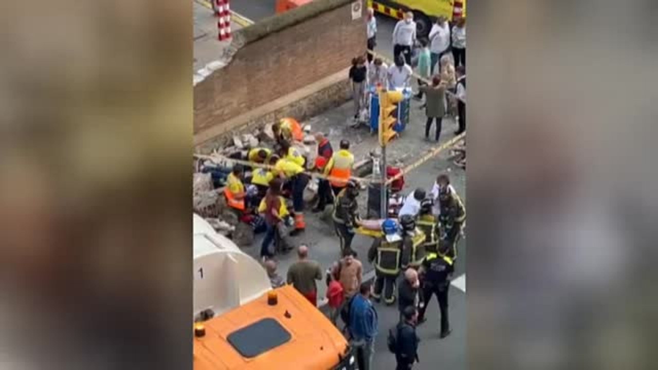 Muere un hombre y su mujer resulta herida grave por el choque de un camión contra el muro del Hospital Sant Pau de Barcelona