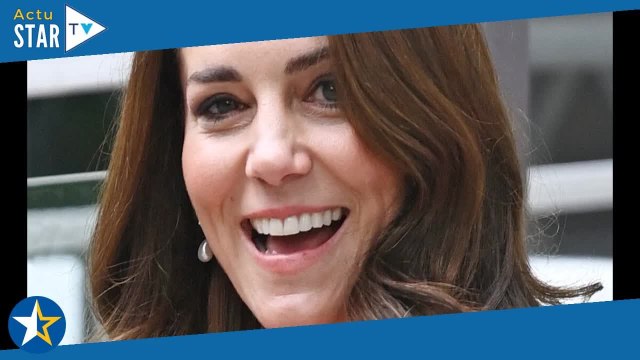 Kate Middleton lumineuse working girl : surprenant tailleur et décolleté plongeant pour un rendez-vo