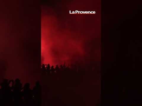 30 ans du sacre de l'OM : fumigènes à la main, les supporters ont crée une chaîne humaine géante