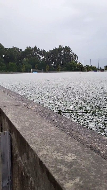 Campo de futebol 'pintado' de branco após queda de granizo em Penafiel