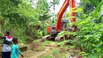 Excavator Action When Passing Through Hitachi Zaxis 210 MF Trenches