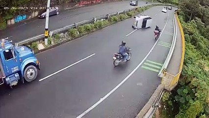 Vehículo volcado casi causa tragedia