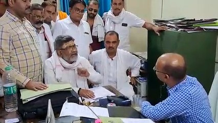 MLC बालू लाल तिवारी ने शिक्षा विभाग के अधिकारी को दी धमकी, बोले- तुम्हारा मुंह काला करके निकालना चाहिए, देखें वीडियो