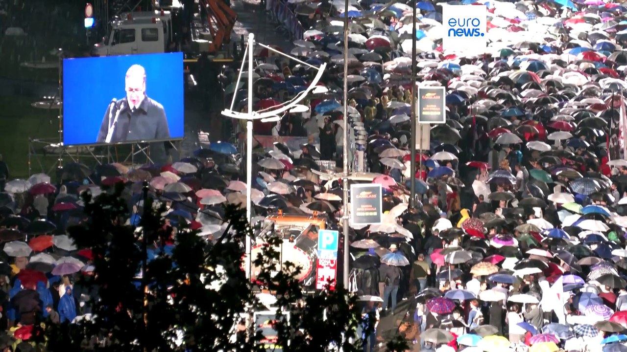 Zehntausende bei Pro-Vučić-Demonstration in Belgrad
