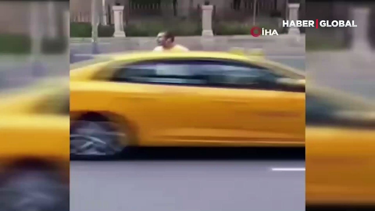 Görenler şaştı kaldı! Yolun ortasında oyun havası oynadı, sürücülere zor anlar yaşattı