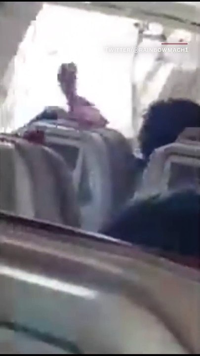 فيديو يكشف لحظات مرعبة عاشها ركاب بسبب باب طائرة مفتوح أثناء في الجو