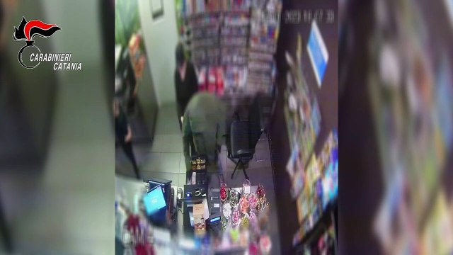 Catania, scoperto il rapinatore che con la pistola minacciò due commesse al distributore