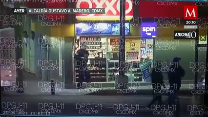 Un elemento de la SSC se enfrenta a 4 ladrones en un Oxxo, logrando abatir a uno de ellos