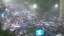 Decenas de miles de personas se manifiestan en Belgrado en apoyo de Aleksandar Vucic