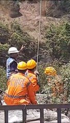 90 फीट की ऊंचाई पर फंसा भेड़ाघाट रोपवे, अंदर फंसे यात्री - देखें वीडियो