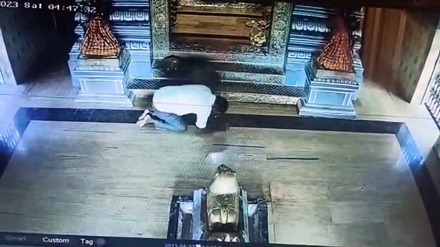 அம்மனின் கழுத்தில் அணிந்திருந்த நகைகளை திருடிச் சென்ற டிப்டாப் திருடன்