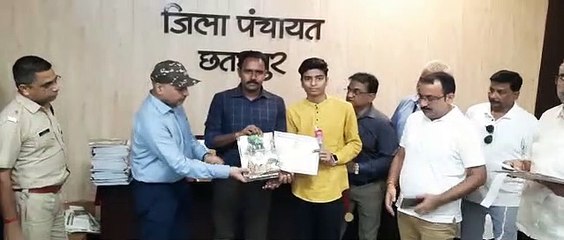 मेधावी छात्रा को सम्मानित करते कलेक्टर-एसपी