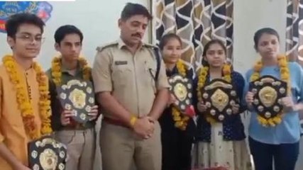 अशोकनगर: पुलिस की सराहनीय पहल, प्रभिभावान छात्र- छात्राओं को किया सम्मानित