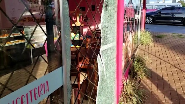 Ladrões destroem fachada de cafeteria e furtam salgadinhos