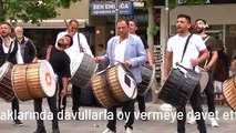 Sakarya'nın sokaklarında davullarla oy vermeye davet ettiler