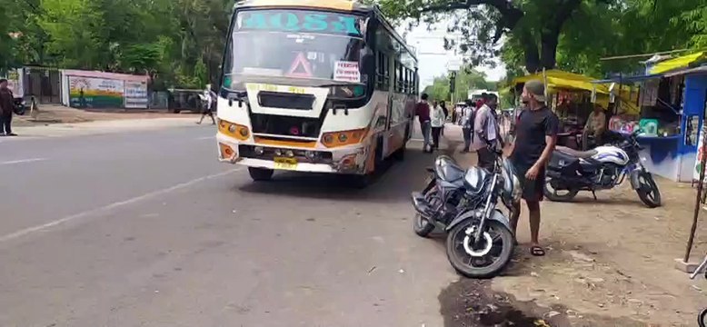 बसों में सवारियों को बैठाने के दौरान की जा रही धक्का-मुक्की