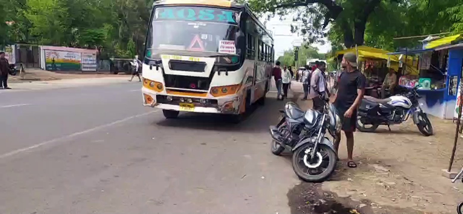 बसों में सवारियों को बैठाने के दौरान की जा रही धक्का-मुक्की