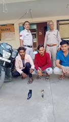 धारदार चाकू हवा में लहराने वाले तीन आरोपी सहित 1 अपचारी बालक के विरुद्ध कार्रवाई