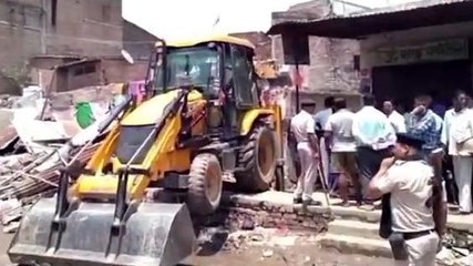 सिवान: अतिक्रमणकारियों पर SDM के नेतृत्व में चला बुलडोजर, लोगों में मचा हड़कंप