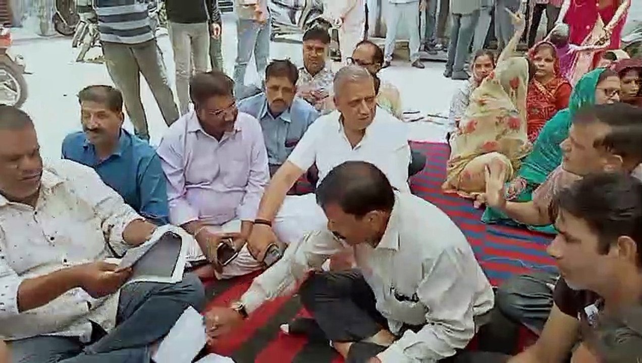 सड़क नहीं बनने से गरमाया माहौल, विवादित पोस्टर से शुरू हुई राजनीति